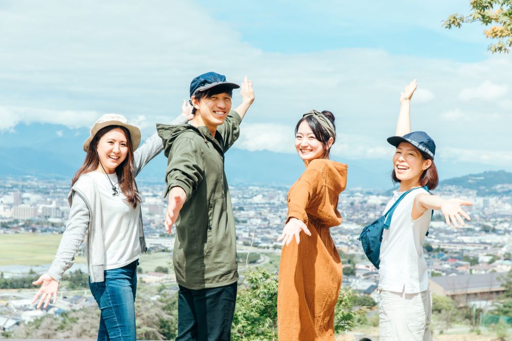 男女グループの旅行写真