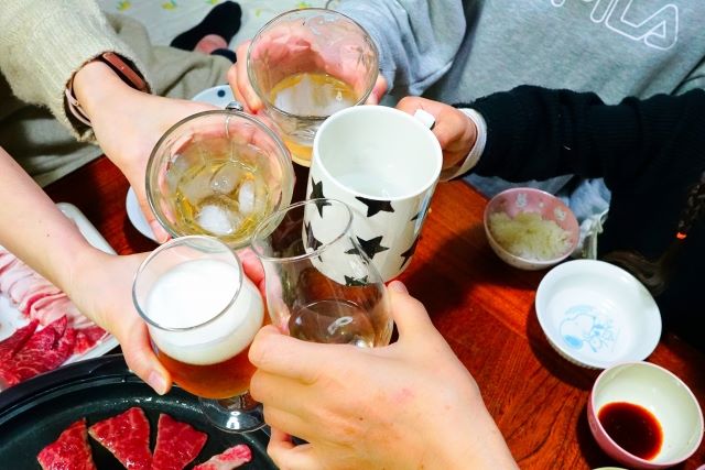 パーティーで乾杯