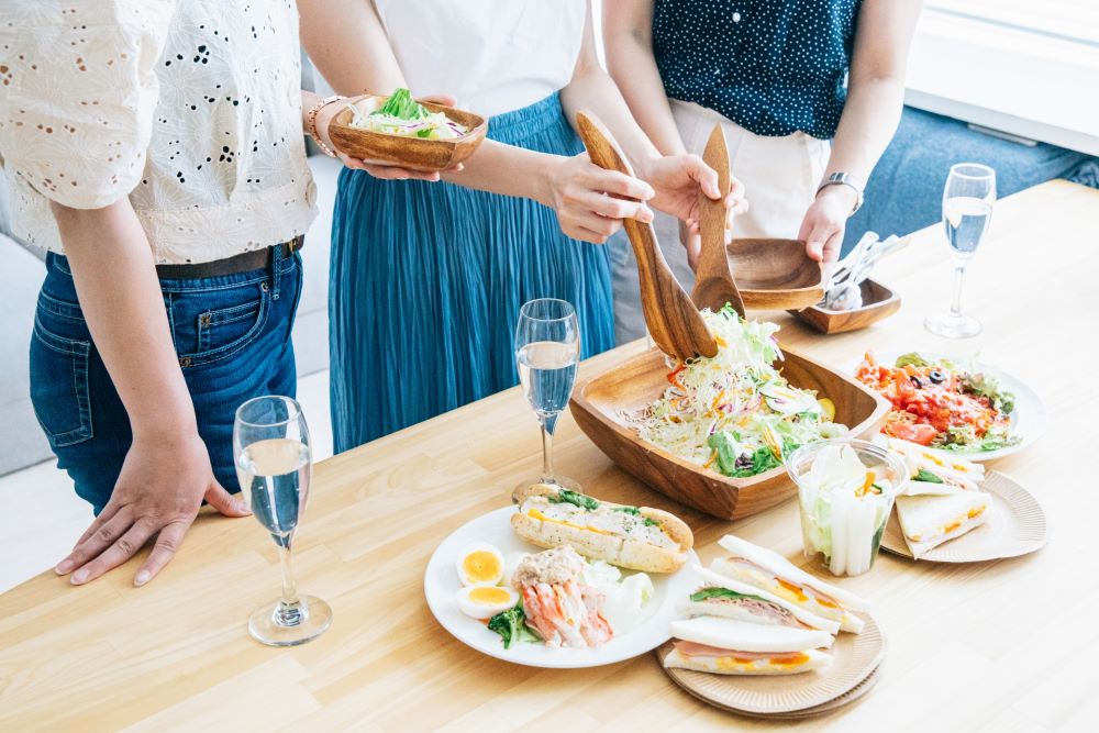 料理を取り分ける女性